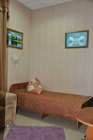 Гостиница Мега Уссурийск Стандартный двухместный номер с 2 отдельными кроватями и общей ванной комнатой-3