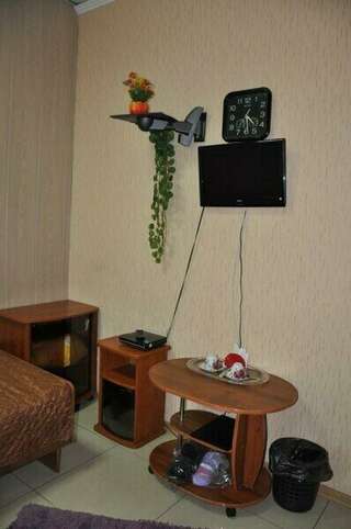 Гостиница Мега Уссурийск Стандартный двухместный номер с 2 отдельными кроватями и общей ванной комнатой-4